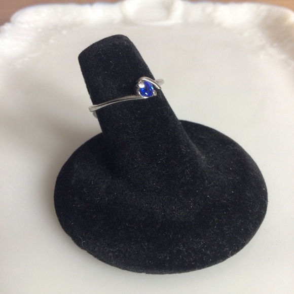 Elegant Silver and Blue Ring with Intricate Design - Size 8 - Picture 3 of 4